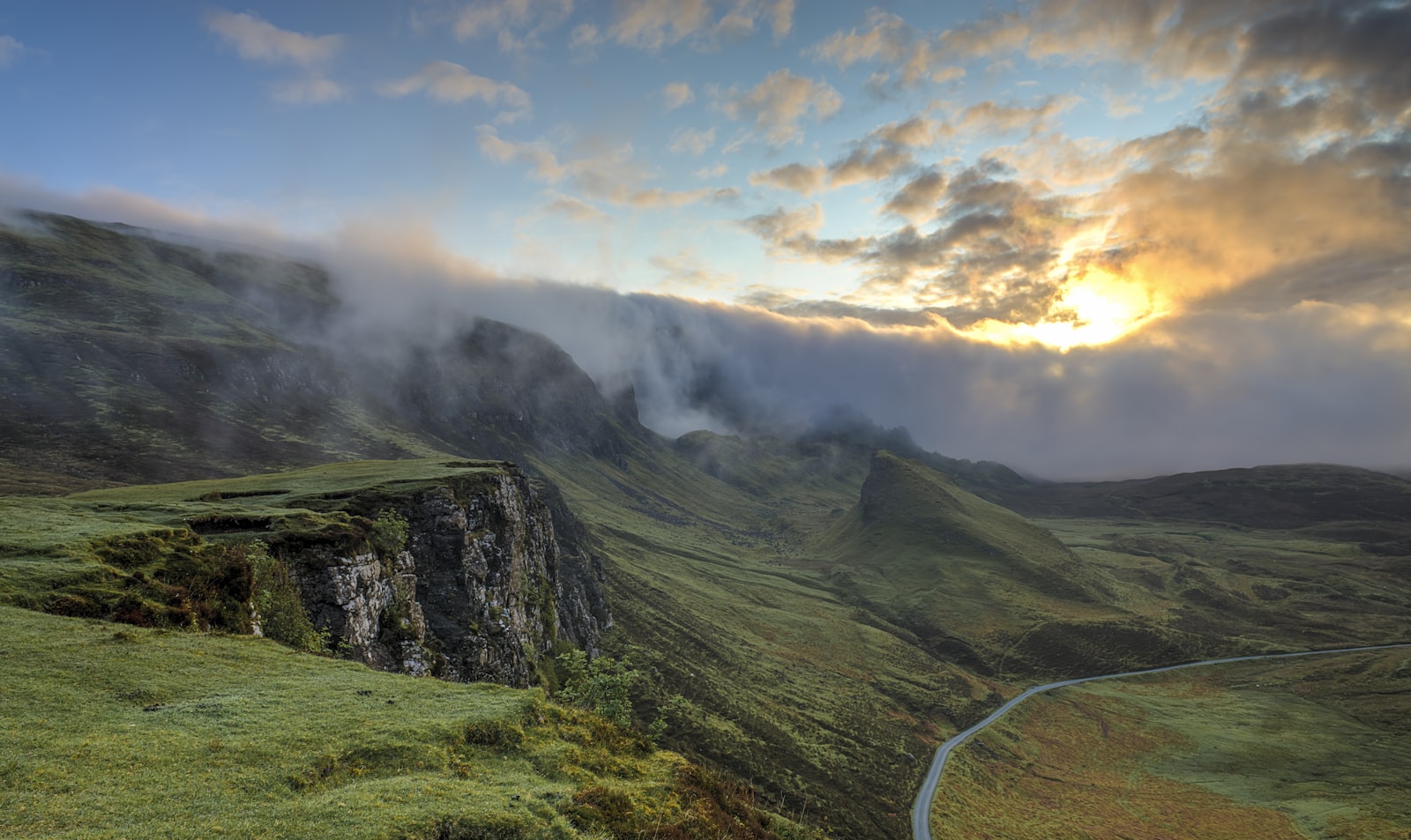 Weite, ruhige Landschaft im Morgenlicht